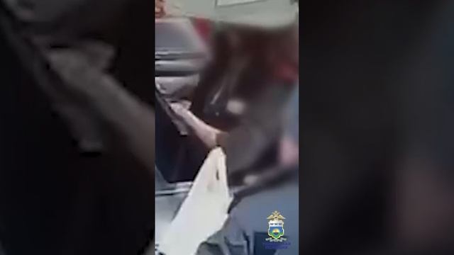 #shorts Участковый уполномоченный задержал подозреваемого в оплате покупок "билетом банка приколов" смотреть онлайн