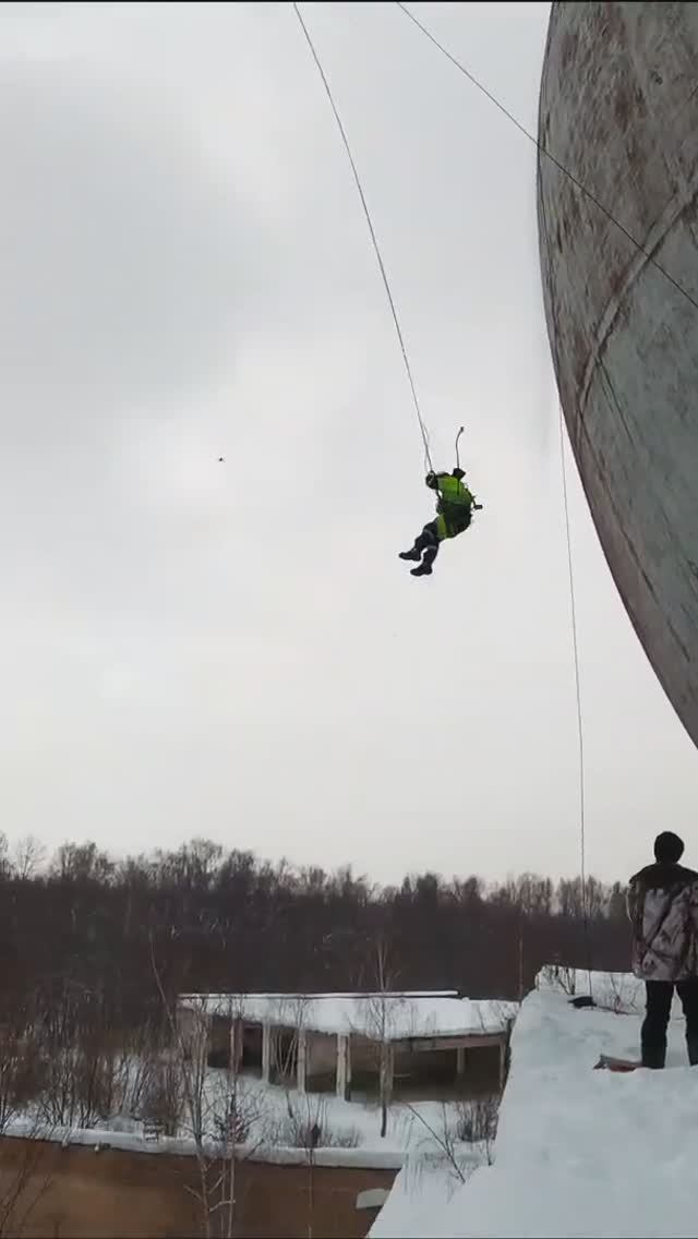 Прыжки с шара на альпинистских веревках. смотреть онлайн