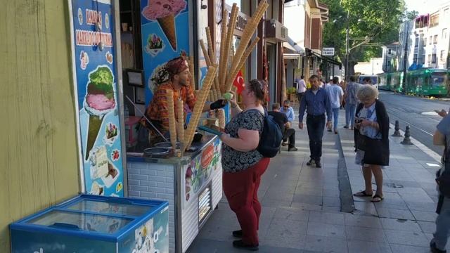 Продавец мороженого (дондурма) в Стамбуле смотреть онлайн