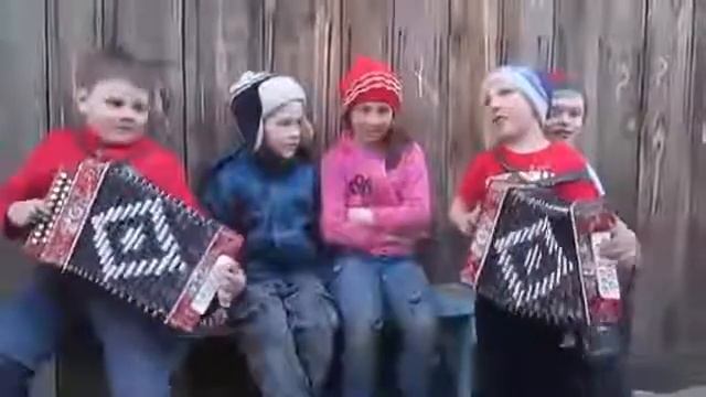 Вот как развлекаются деревенские дети. Бей айфонов, покемонов и тд.... смотреть онлайн