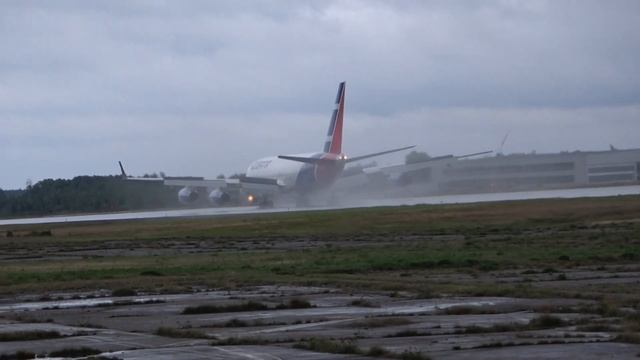 Ilyushin Il-96-300 - Wet & Windy - Landing & Takeoff смотреть онлайн