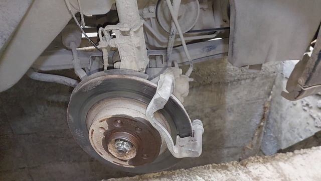 Будни в гараже. Замена тормозных дисков с колодками, а также замена втулок и стоек стабилизатора. смотреть онлайн