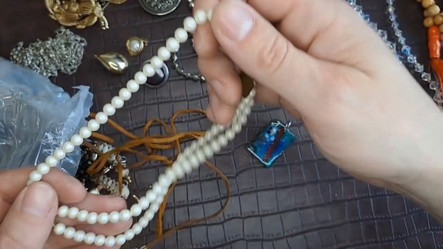 Свёрток НЕИЗВЕСТНОСТИ номер 2 разная винтажная бижутерия, продолжение поисков дорогих предметов. смотреть онлайн