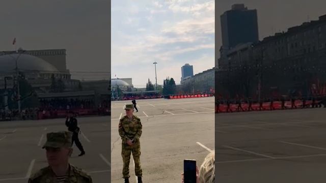 Знамя Победы на главной площади Новосибирска!9Мая2023#победныймай#победа#вов#знамяпобеды смотреть онлайн