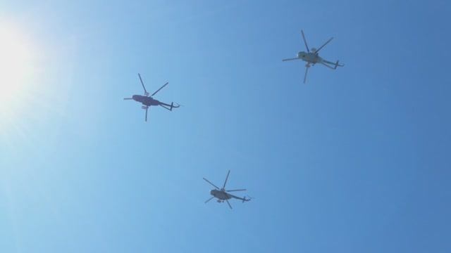Ми-8, Ка-27 и Ка-29 в небе смотреть онлайн