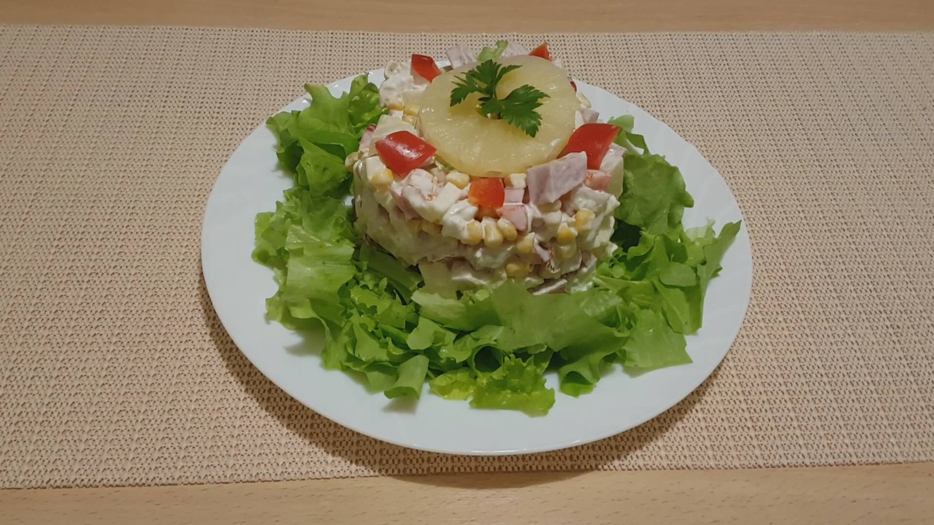 Салат с ветчиной и ананасами смотреть онлайн