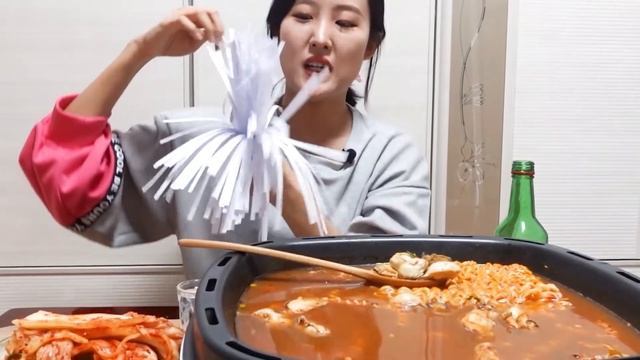 혼술] 이게 바로 라면반! 굴반!🌶 25도 소주에 굴 잔뜩 넣은 열라면🍜 смотреть онлайн