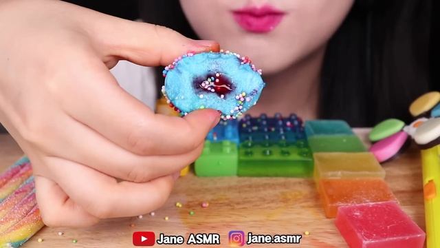ASMR RAINBOW LEGO BLOCK JELLY, LEGO MAN CHOCOLATE, GUMMY 무지개 레고 블록 젤리, 레고 초콜릿 먹방 EATING SOUNDS смотреть онлайн