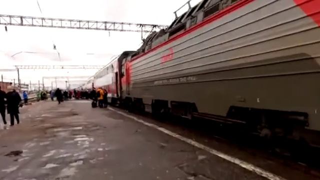 Электровоз ЭП20 076 вместе с двухэтажными вагонами на станции Брянск Орловский смотреть онлайн