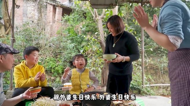 小雨做鴛鴦火鍋給媽媽慶生，一半紅湯一半排骨，一家人吃開心了！ 【市民朱小雨】 смотреть онлайн