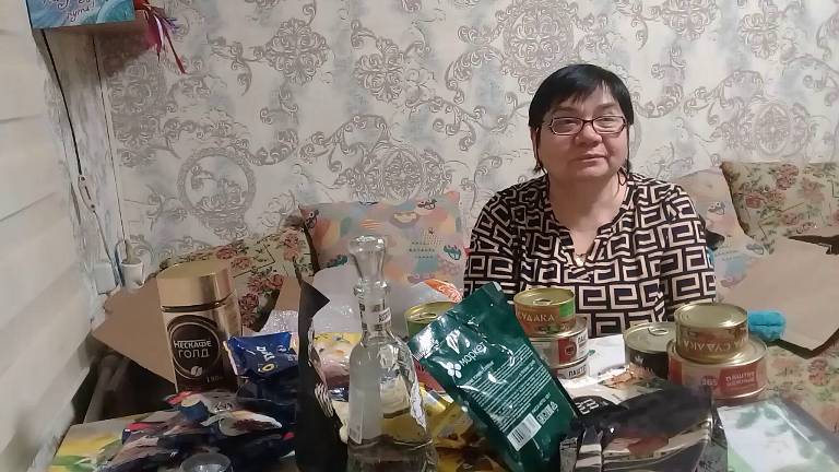 На пенсии в деревне, оторвались по полной Купили продуктов , подарки к Новому году и Рождеству смотреть онлайн