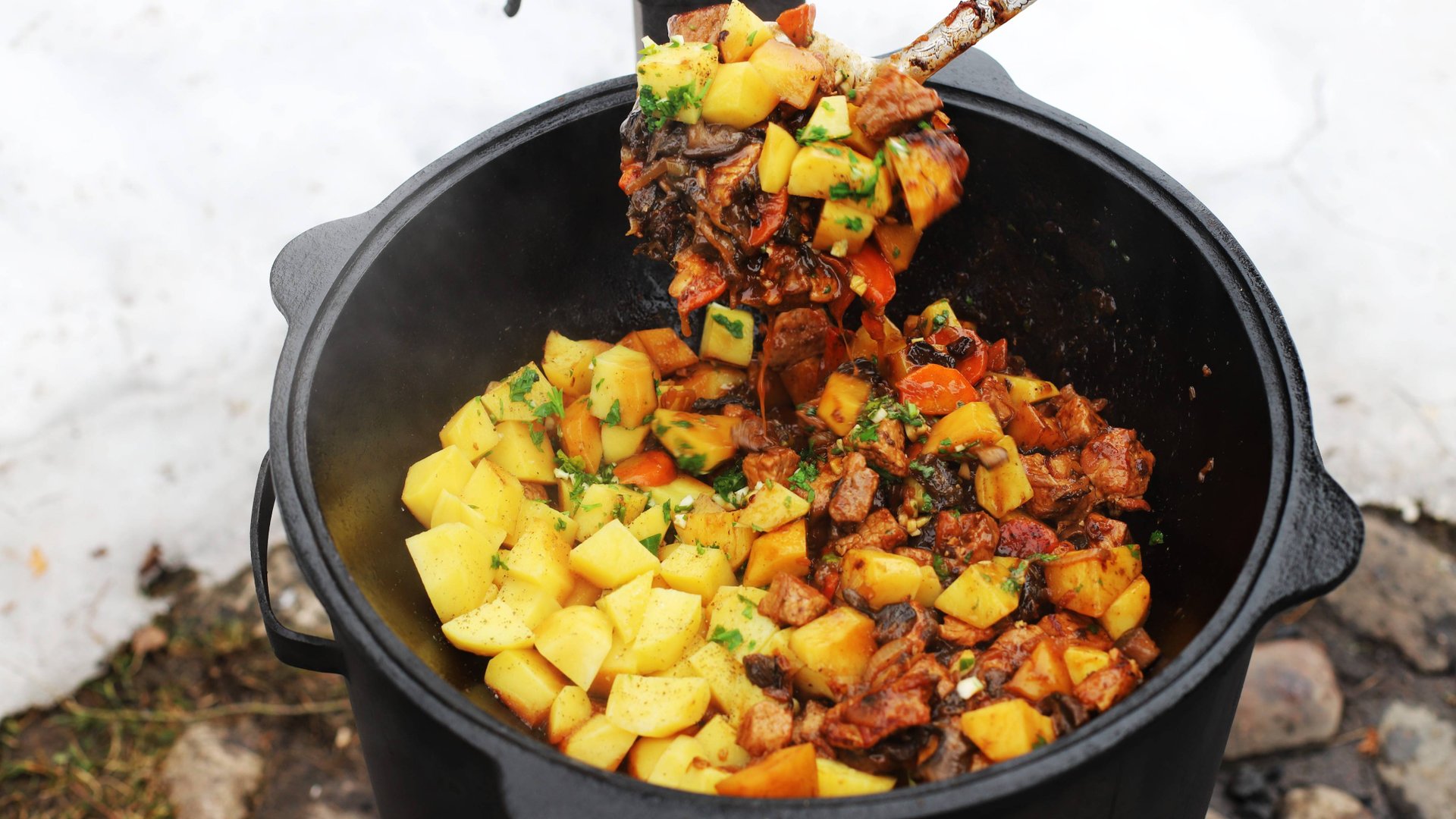 Жаркое по-домашнему с лесными грибами в казане на костре смотреть онлайн