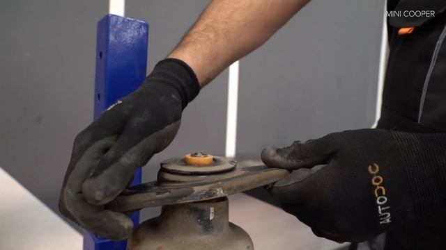 Come sostituire molle di sospensione posteriori su MINI COOPER 1 (R50, R53) [TUTORIAL AUTODOC] смотреть онлайн