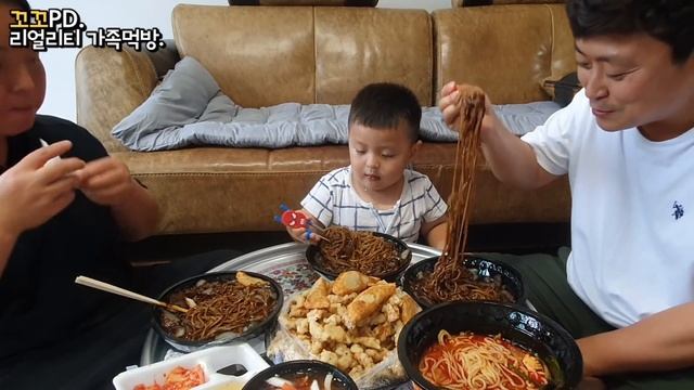 리얼가족먹방:)이사날엔 짜장면,짬뽕이 국룰이죠😋 (ft.탕수육) ㅣjajangmyeon & TangsuyukㅣREAL SOUNDㅣ MUKBANGㅣEATING SHOW смотреть онлайн
