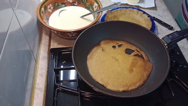 Блины с фруктовой карамелизированной начинкой. смотреть онлайн