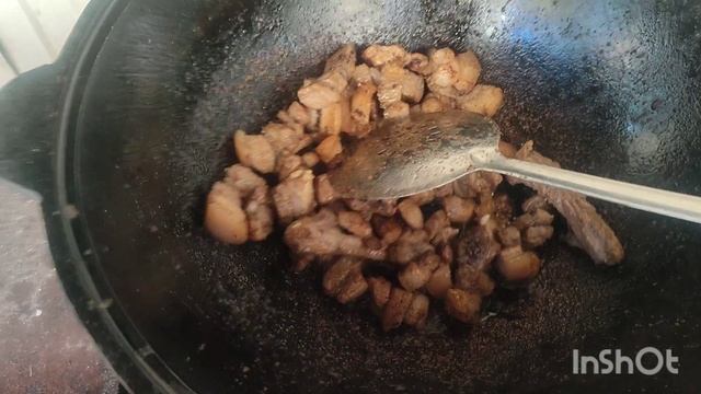 Грудинка с картошкой в казане на костре 😋 смотреть онлайн