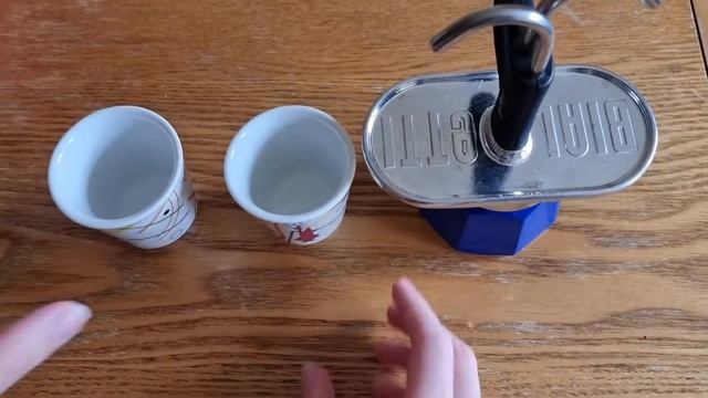 Bialetti Mini Moka Express unboxing and coffee brewing demonstration смотреть онлайн