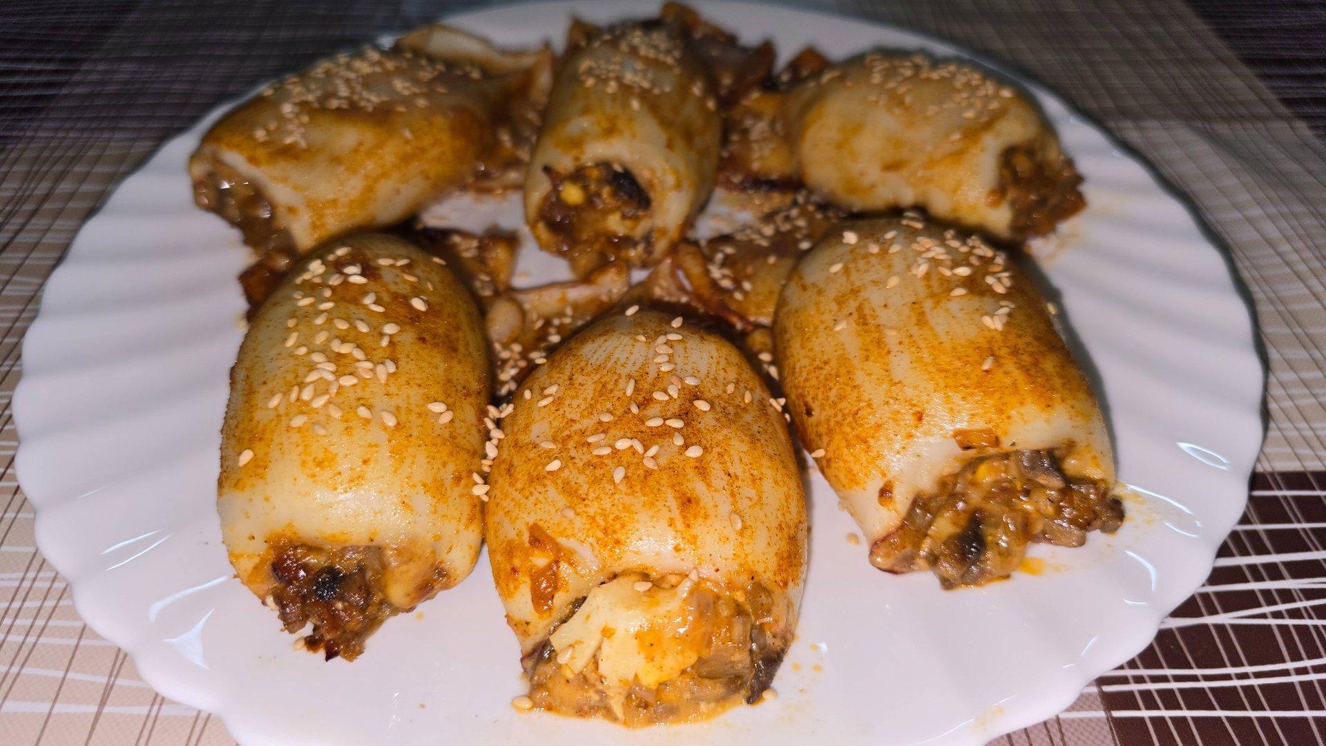 Фаршированные тушки кальмара. смотреть онлайн