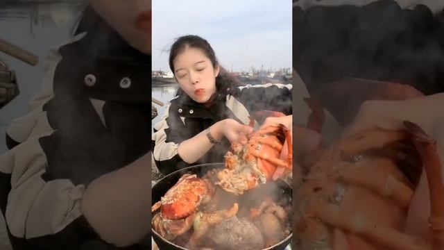 Mukbangers Eating Raw Seafood | Marinated Crablets, Sea Cucumber, Lobster, Shrimp смотреть онлайн