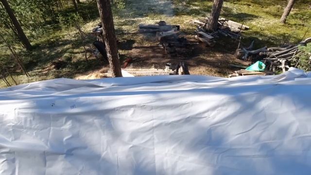 СТРОЙКА В ЛЕСУ. КРОЮ КРЫШУ НА ХИЖИНЕ. УБЕЖИЩЕ В ЛЕСУ СВОИМИ РУКАМИ. ТАЁЖНАЯ СТРОЙКА. ДОМ ОТШЕЛЬНИКА смотреть онлайн