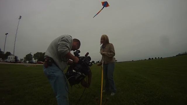 Alison from Fox 11 flying the Giant Manta Ray Kite at Wings on Strings Kite Festival смотреть онлайн