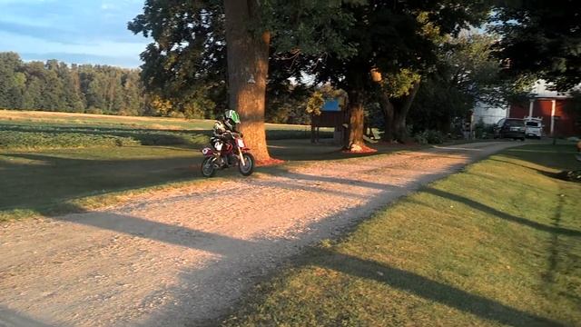 My 5yr old on his 03 Honda XR50 смотреть онлайн