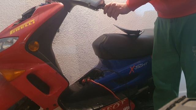 Peugeot speedfight 2 neće da pali na ključ a hoće na kurblu? Problem. смотреть онлайн