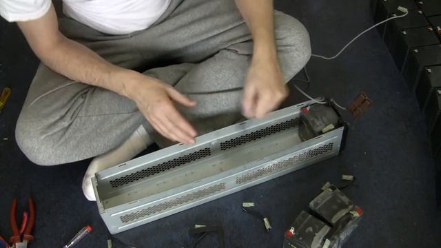 Replacing The 48 Batteries Of A APC Smart-UPS RT3000 (with Additional External Batterypacks)