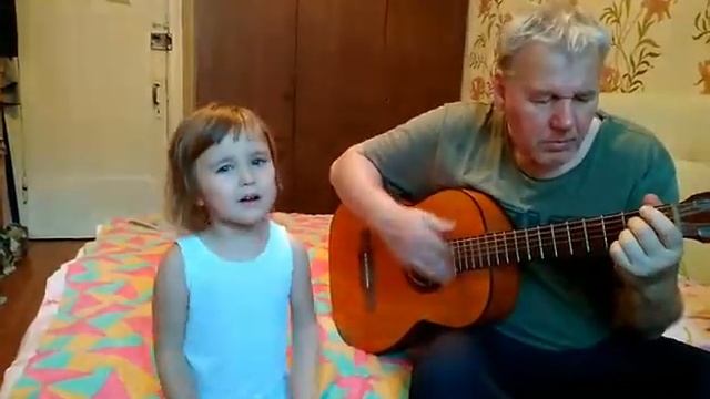 Юлия (три года) сочиняет и поёт свои песни смотреть онлайн