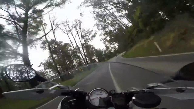 BMW S1000RR fun, my mate cutting up Gembrook Rd on Ninja 300 смотреть онлайн