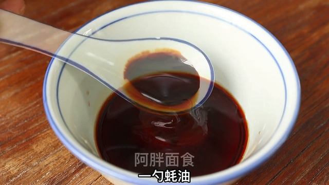 包菜鸡蛋这吃法，学会后太下饭了，我家最爱的包菜做法，真舒服【阿胖面食】 смотреть онлайн