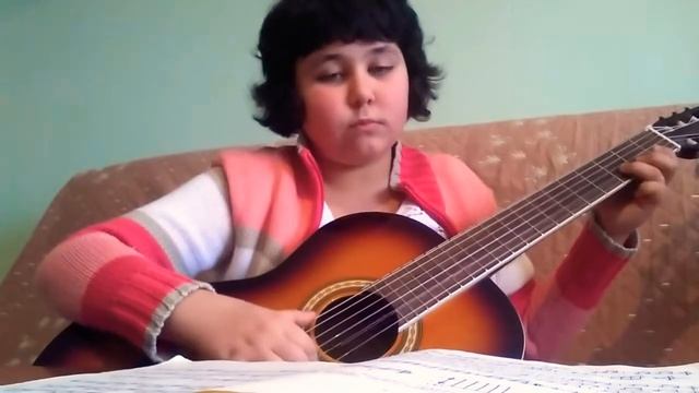 Мира изпълнява народна песен на класическа китара. смотреть онлайн