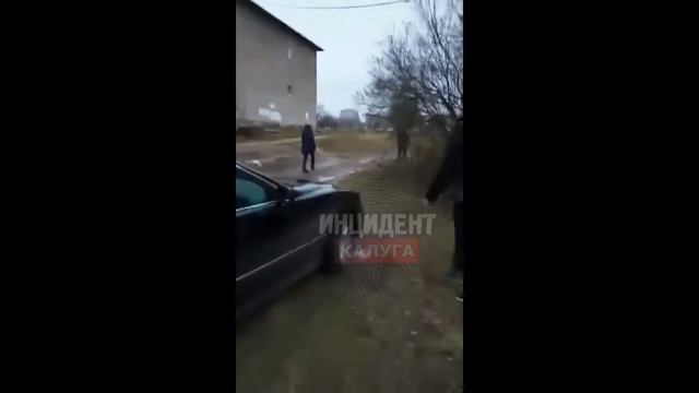 Житель ближнего зарубежья кидается на людей с ножом в Росляковке смотреть онлайн