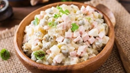 Оливье, очень вкусный салат. 
Готовим просто.