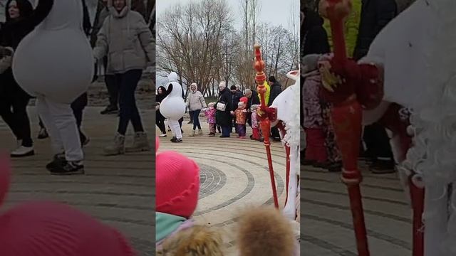 Хоровод с дедом Морозом в парке Дельфин сегодня, провожаем старый год, интерактивное представление смотреть онлайн