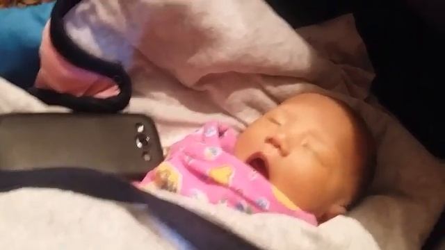 Азан успокаивает малышку смотреть онлайн