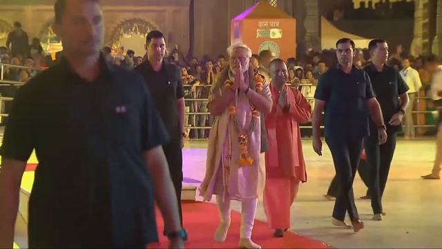 LIVE: PM Modi performs Darshan and Pooja at Shri Kashi Vishwanath Mandir in Varanasi смотреть онлайн