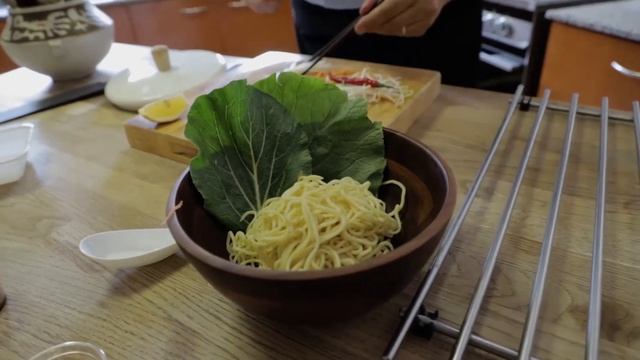 Chef Mark Assemble Ramen - How to Assemble Ramen - NomNom Asia смотреть онлайн