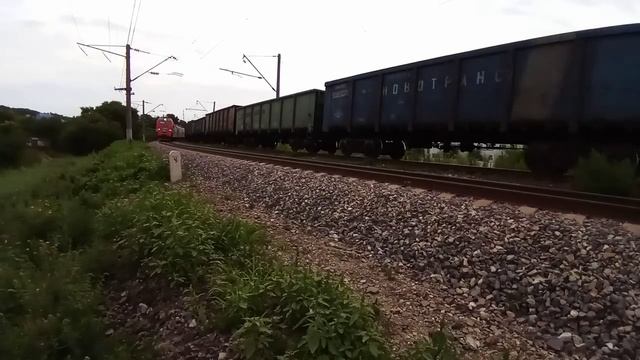 Встреча квартетов. Система электровозов 2ЭС5К-210/220 "Ермак" и встречный квартет с грузовыми смотреть онлайн