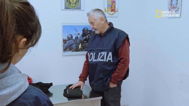 Cette passagère nie avoir transporté de la cocaïne dans ses bagages смотреть онлайн