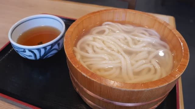 Очень популярный ресторан удон на обочине дороги в горах! Японская еда. смотреть онлайн