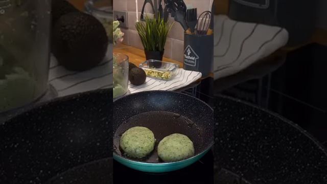 Рыбные котлеты с брокколи. смотреть онлайн