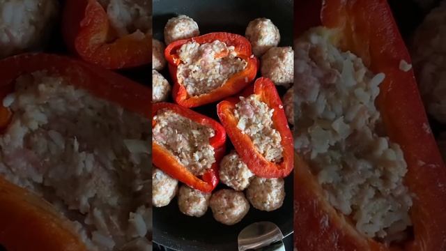 🤗Фаршированный перец и тефтели 🤗- отличное решение для семей где кто то любит перец, а кто то нет! смотреть онлайн