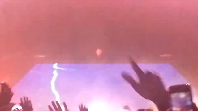 Avicii @ Paris Bercy - Turn Back Time (Sub Focus) et You Make Me - HQ смотреть онлайн
