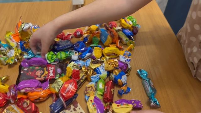 Обзор на сладкий Новогодний подарок. Распаковка. Новый год подарки. смотреть онлайн