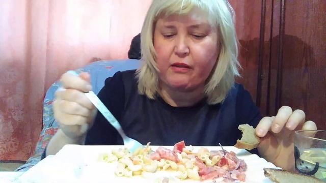МУКБАНГ/MUKBANG/ МАКАРОНЫ С КОЛБАСОЙ И САЛАТИК. смотреть онлайн