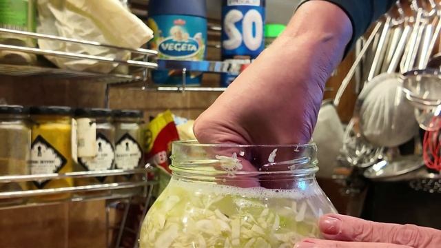 Ruski KISELI kupus-ribanac u tegli/Russian cabbage PICKLED with salt in jar/Квашеная капуста в банк смотреть онлайн