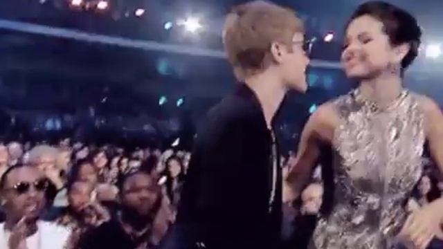 JELENA- JUSTIN Beija Selena Gomez *-*