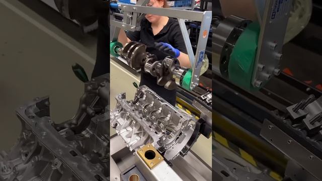 Как собирают двигатели АМГ. Часть 1 - сборка ГБЦ #amg #m178 #v8 #simoncarshop #amgc63s смотреть онлайн