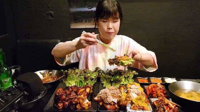 맛있는먹방♡소음 엄청 주의!! 기대만족 본점 부드러운 족발 마늘 족발 화끈한 불족발 막국수 먹방 Spicy Jokbal Noodles Mukbang смотреть онлайн